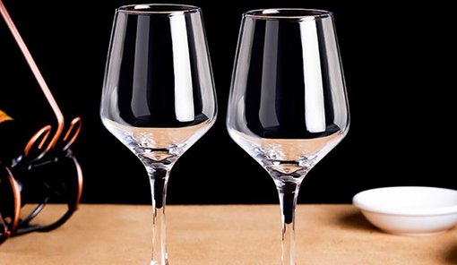 为什么要用红酒杯喝红酒？平底杯有何不可？